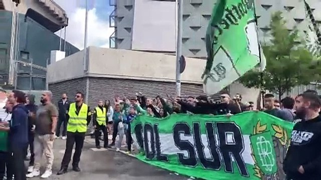 Los Supporters animan el entrenamiento del Betis previo al derbi contra el Sevilla
