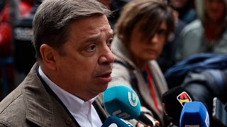 Ministros y dirigentes socialistas respaldan al presidente en las inmediaciones de Ferraz