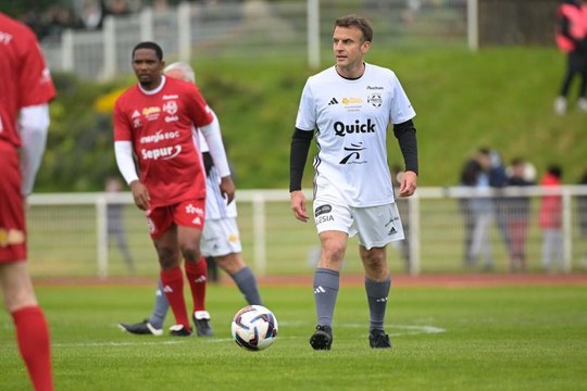 Quand le président Macron nous fait une démo de football...