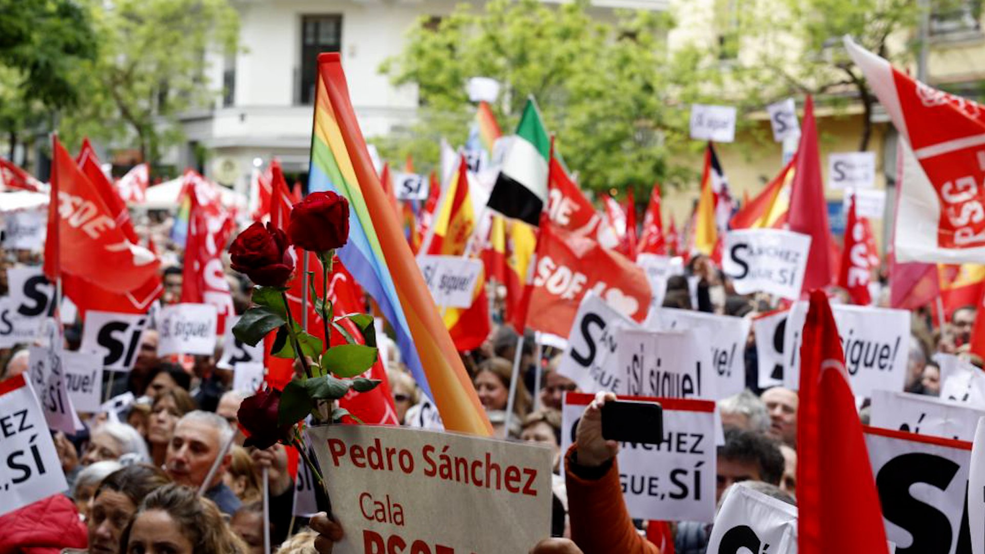 Los dirigentes del PSOE interrumpen sus intervenciones para salir a la calle con los simpatizantes