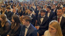 Maturzyści zakończyli rok szkolny. Przed nimi trudne egzaminy maturalne. Uroczyste pożegnanie w I Liceum Ogólnokształcącym w Lesznie