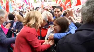 Los dirigentes del PSOE se unen a los manifestantes en el exterior de la calle Ferraz
