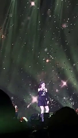 SUARA EMAS IU DI KONSER IU HERE IN JAKARTA