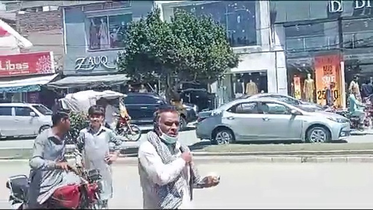 گجرات برانڈز کی بڑی دکانوں کے اگے کوڑے کے ڈھیر ناجائز تجاوزات کی بھرمار gujrat brand shops encrochment severage issue story