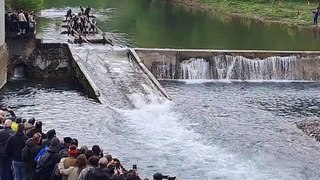 El emocionante descenso de una almadía por la presa de Burgui