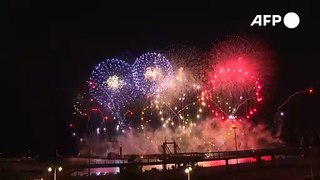 عرض للألعاب النارية و800 طائرة مسيّرة احتفالاً بتسليم الشعلة الأولمبية إلى فرنسا