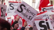 Miles de personas frente a Ferraz piden que Sánchez 