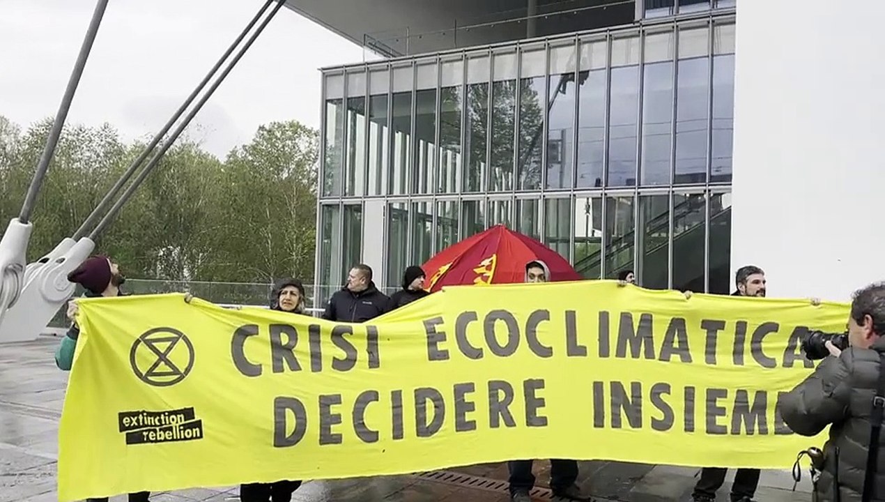 Torino, l'occupazione del grattacielo Intesa Sanpaolo