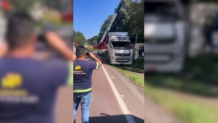 Trecho da BR-277 fica interditado após tombamento de carreta em São Luiz do Purunã