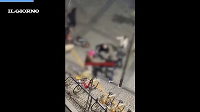 Circondato da dieci persone, preso a calci e pugni per l?iPhone in piazza XXV aprile