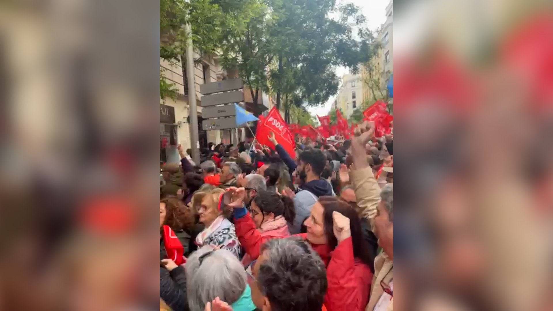 Los manifestantes de Ferraz cantan "Pedro, qudate" al ritmo de Rafaell Carr