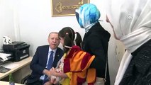 Cumhurbaşkanı Erdoğan, Üsküdar'da akaryakıt istasyonu çalışanlarını ziyaret etti