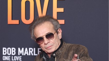 GALA VIDEO - Philippe Manœuvre installé dans une ferme avec sa famille : à quoi ressemble sa vie au vert ?