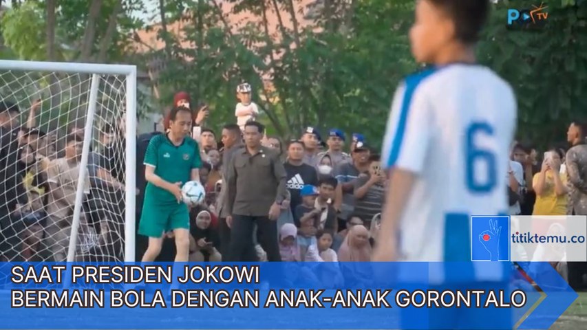 Saat Presiden Jokowi Bermain Bola dengan Anak-Anak Gorontalo