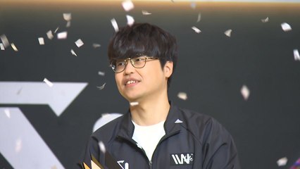 '철벽' 김민철, 'ASL 시즌 17' 결승서 2회 연속 우승 / YTN