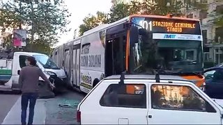 Incidente Palermo, furgone della Rap si schianta su un bus Amat: ci sono feriti