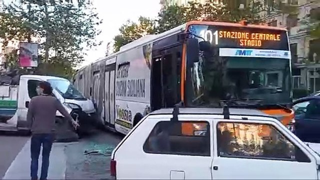 Incidente Palermo, furgone della Rap si schianta su un bus Amat: ci sono feriti