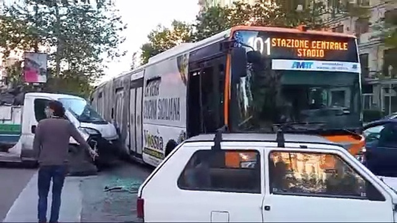 Incidente Palermo, furgone della Rap si schianta su un bus Amat: ci sono feriti