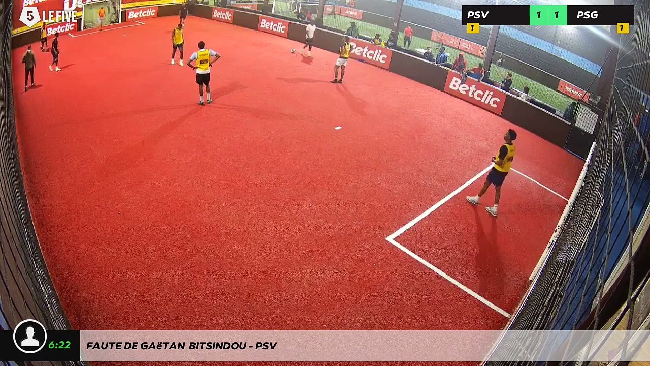Faute de Gaëtan  Bitsindou - PSV