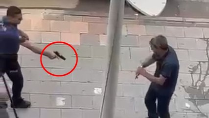 Download Video: Polis, 2 grubun taşlı ve sopalı kavgasında bir saldırganı bacağından vurdu; o anlar kamerada