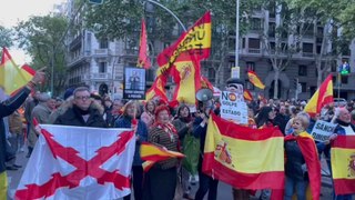 Manifestantes contra Pedro Sánchez en Ferraz