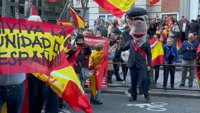Cánticos durante la manifestación contra Sánchez en Ferraz el 27 de abril