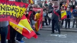Cánticos durante la manifestación contra Sánchez en Ferraz el 27 de abril