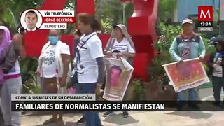 Familiares de los 43 normalistas desaparecidos se manifiestan en CdMx