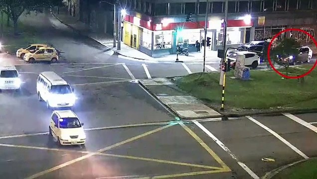 Los cogieron en un semáforo: Policía frustra intento de hurto al vehículo de un influencer en Bogotá