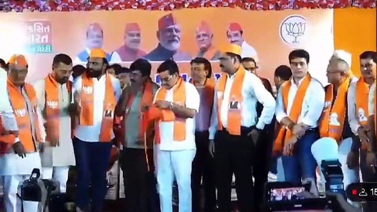 Surat former leaders of AAP Aam Aadmi Party  Alpesh Kathiria and Dharmik Malviya along with their supporters joined BJP in presence of Gujarat party president CR Patil