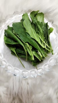 ماء الجرجير لتنظيف فروة الرأس وتغذية الشعر