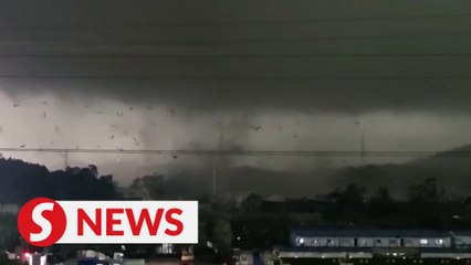 Tải video: Strong tornado hits China's Guangzhou, killing 5, injuring 33