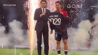 La petite #surprise réservée au #public avant le coup d'envoi du match, #Nasser Al-Khelaïfi a pris la parole aux côtés de Warren Zaïre-Emery pour annoncer la #prolongation du prodige.