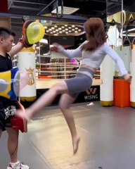 Dans une salle de sport, sa s’appelle se dépasser. Dans la vie, on appelle ça rendre les coups. Et ici, ce n’est absolument pas du cinéma : cette femme est un maître des arts-martiaux #taekwondo #juijitsu #muaythai #kungfu #artsmartiaux