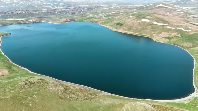 Kars'ta buz tutan gölün buzları çözüldü