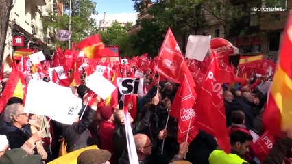 بعد أن فاجأ الجميع بعزمه الاستقالة.. أنصار سانشيز يتظاهرون لدعمه وسط اتهامات فساد لزوجته