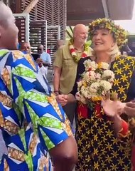 #dimanchedetente #dimanchecestpermis comme ici lors de l’arrivée en fanfare de Marine Le Pen accueillie en petit comité de femmes et des hommes présents à l’aéroport Marcel Henry. #lepen #mayotte #danse #chabts #mahonie