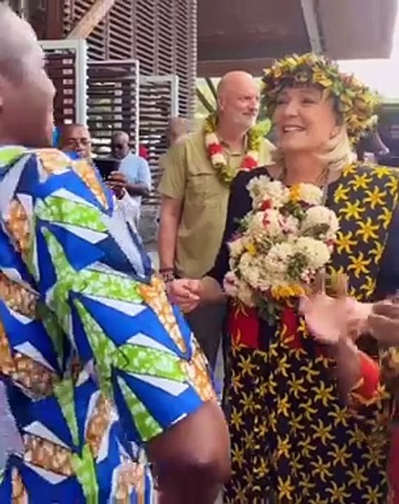 #dimanchedetente #dimanchecestpermis comme ici lors de l’arrivée en fanfare de Marine Le Pen accueillie en petit comité de femmes et des hommes présents à l’aéroport Marcel Henry. #lepen #mayotte #danse #chabts #mahonie