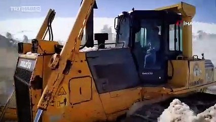 Hakkari'de 5 metrelik karla mücadele nisan ayında da sürüyor