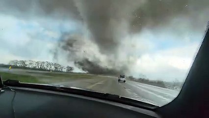 أطاح بشاحنة.. طريق سريع بولاية أمريكية يشهد إعصار مرعب!