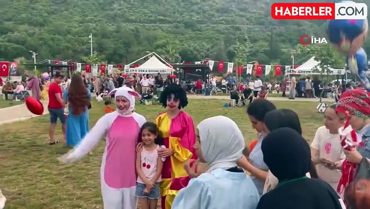 Uçurtma şenliğinde 6 metrelik dev uçurtma ilgi gördü