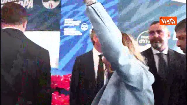 L'applauso per Giorgia Meloni all'arrivo a conferenza di Fratelli d'Italia a Pescara