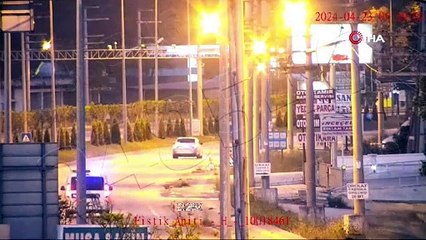 'Dur' ihtarına uymayarak kaçan otomobilden 5 kaçak göçmen çıktı! Kaçakçı tutuklandı