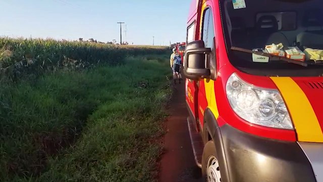 Ciclistas ficam feridos ao caírem de bicicleta na PR-486 em Cascavel
