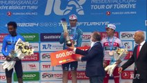 Cyclisme - Tour de Turquie 2024 - Frank van den Broek vainqueur du général après une 8e et dernière étape neutralisée à cause de la météo