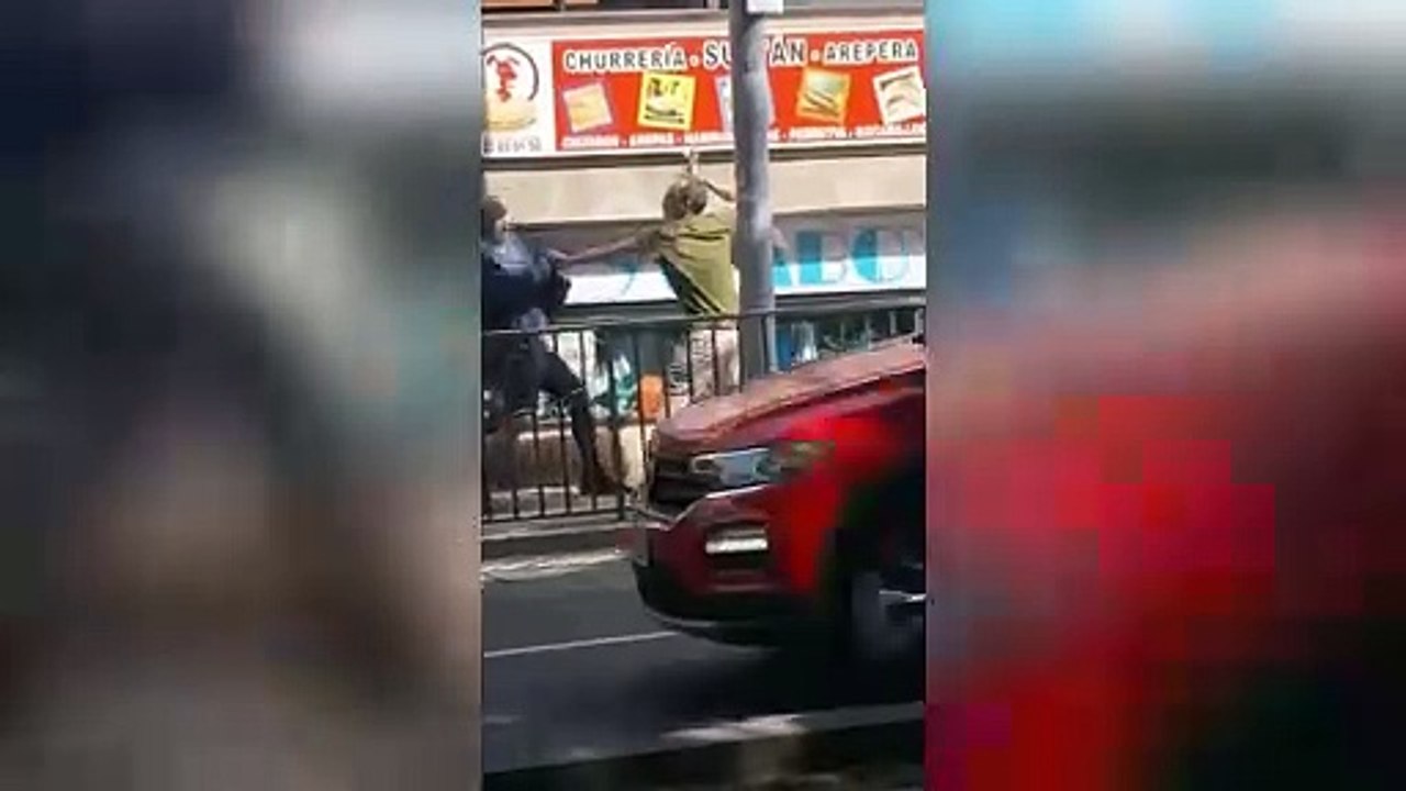 El dueño de una churrería persigue y golpea con un cucharón a un cliente por hacer un ‘simpa’