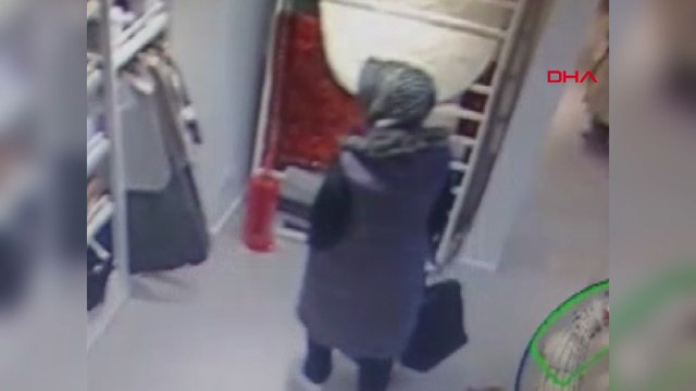 Mağazadaki kıyafetleri inceleyen kadın, alarmlarını penseyle söküp çaldı