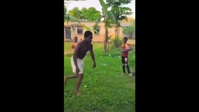 Un homme très agile et souple... quel talent