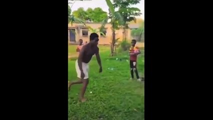 Un homme très agile et souple... quel talent