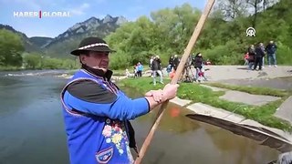 Slovakya'da geleneksel ahşap sal turları başladı